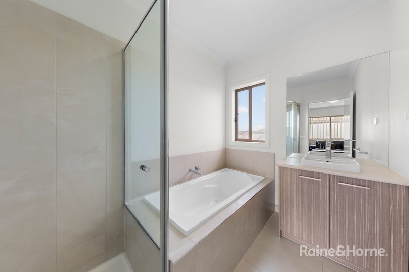 Photo - 20 Selleck Drive, Point Cook VIC 3030 - Image 12