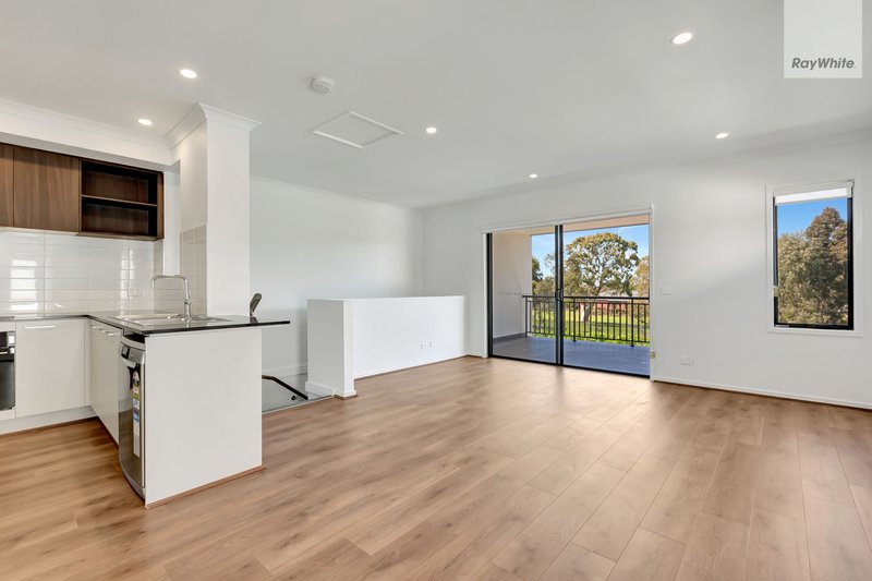 Photo - 20 Shingleback Walk, Mickleham VIC 3064 - Image 3