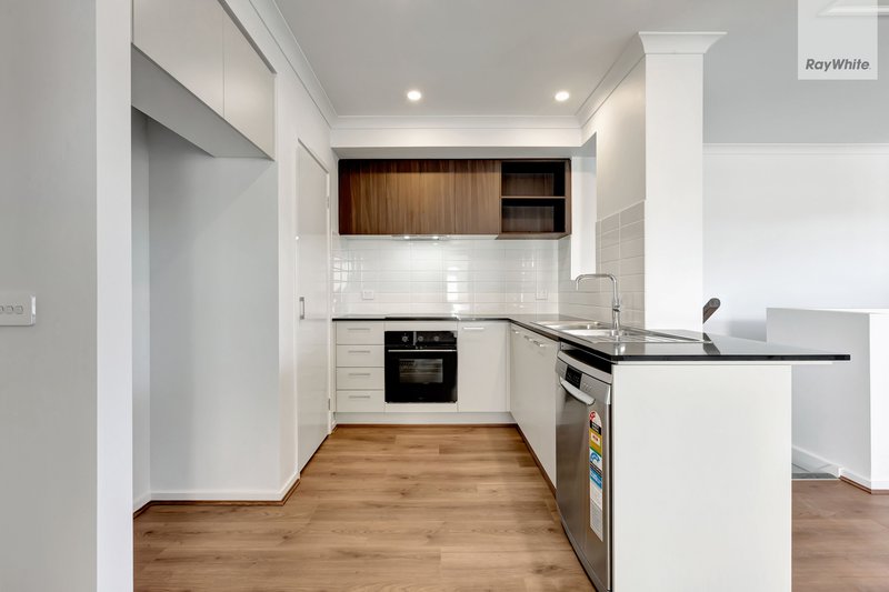 Photo - 20 Shingleback Walk, Mickleham VIC 3064 - Image 4