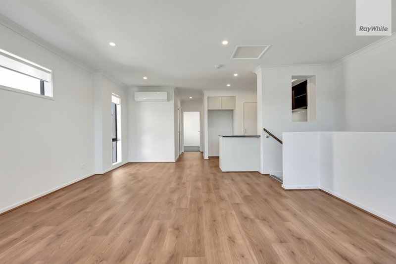 Photo - 20 Shingleback Walk, Mickleham VIC 3064 - Image 5