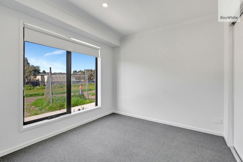 Photo - 20 Shingleback Walk, Mickleham VIC 3064 - Image 8