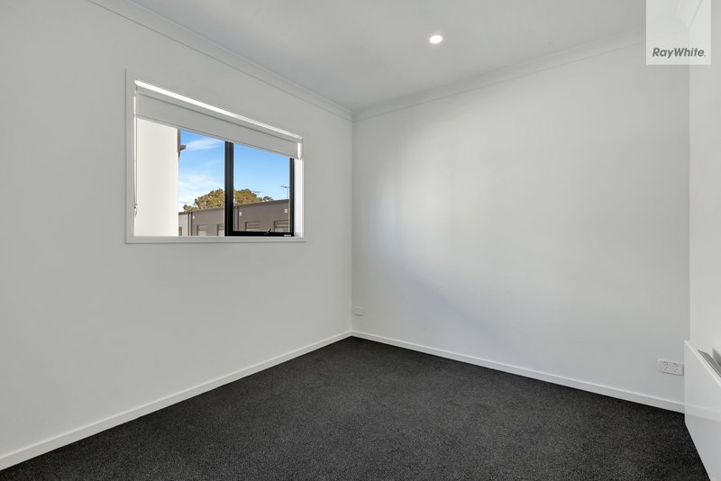 Photo - 20 Shingleback Walk, Mickleham VIC 3064 - Image 9