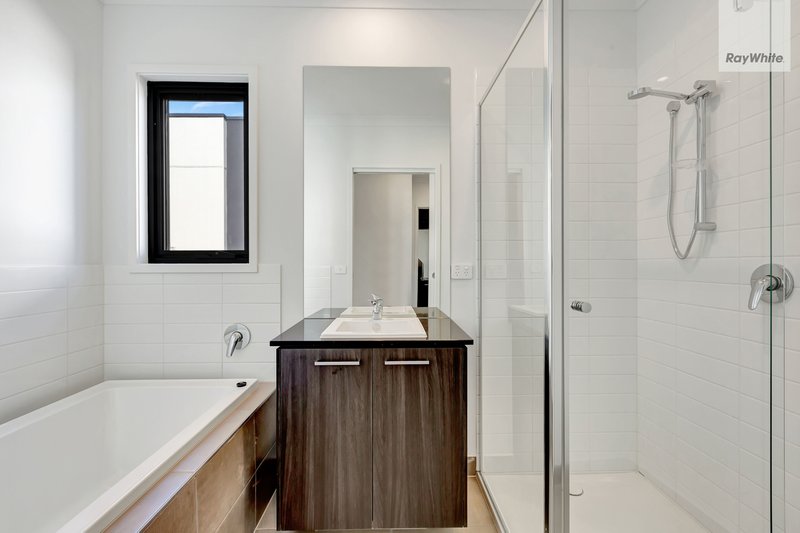 Photo - 20 Shingleback Walk, Mickleham VIC 3064 - Image 10