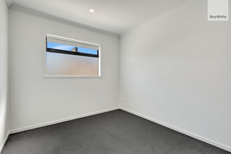 Photo - 20 Shingleback Walk, Mickleham VIC 3064 - Image 11