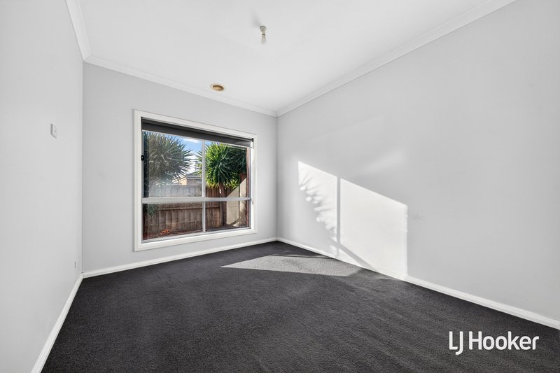 Photo - 20 Sinclair Crescent, Tarneit VIC 3029 - Image 4