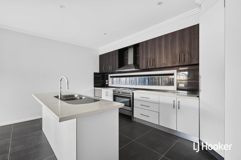 Photo - 20 Sinclair Crescent, Tarneit VIC 3029 - Image 9