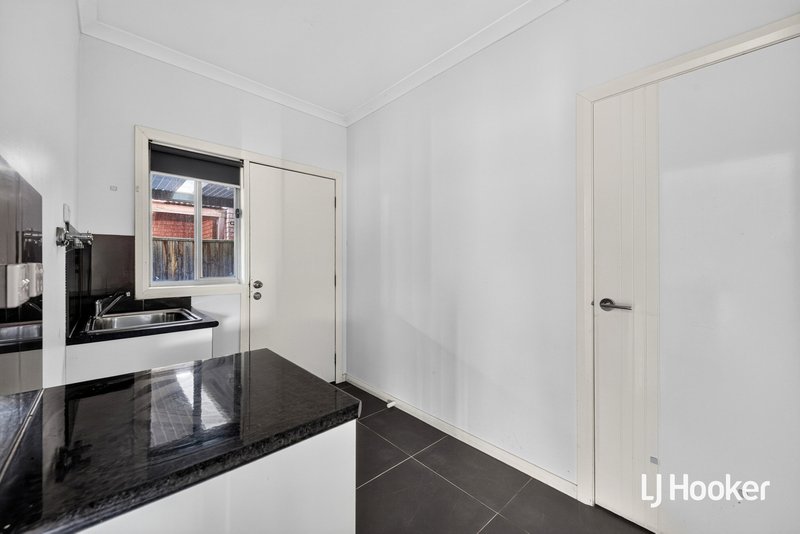 Photo - 20 Sinclair Crescent, Tarneit VIC 3029 - Image 11
