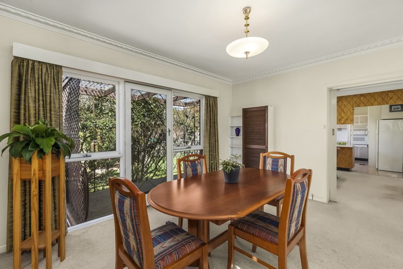 Photo - 20 Southdown Avenue, Glen Waverley VIC 3150 - Image 5