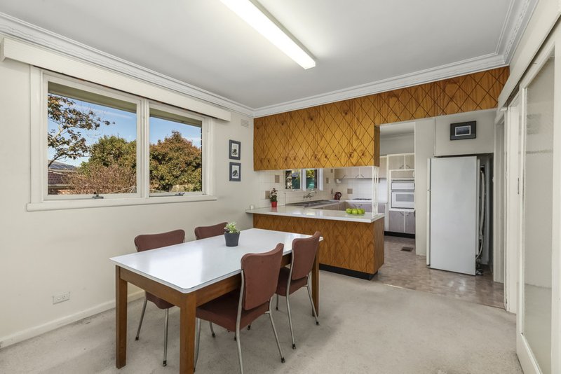 Photo - 20 Southdown Avenue, Glen Waverley VIC 3150 - Image 7