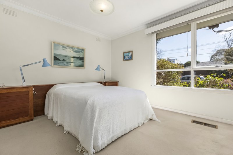 Photo - 20 Southdown Avenue, Glen Waverley VIC 3150 - Image 8