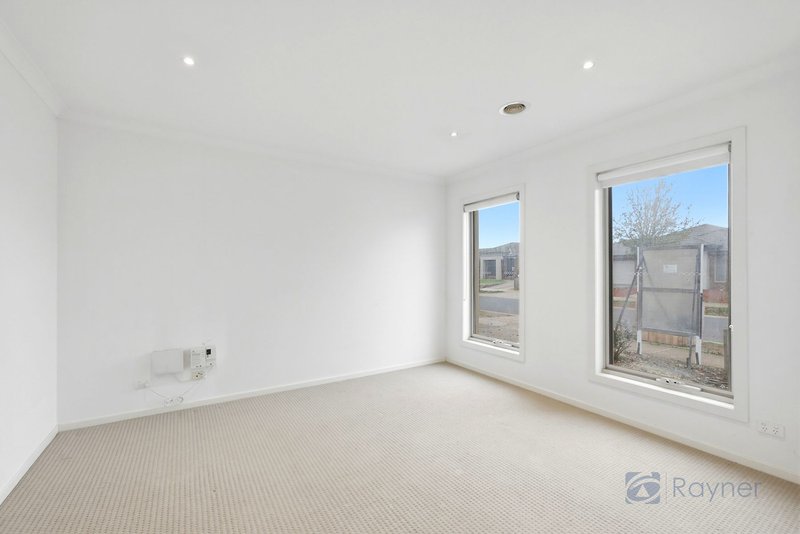 Photo - 20 Stockwell Street, Melton South VIC 3338 - Image 7