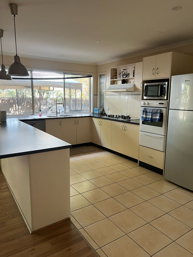 Photo - 20 Thomas Carr Drive, Tarneit VIC 3029 - Image 5