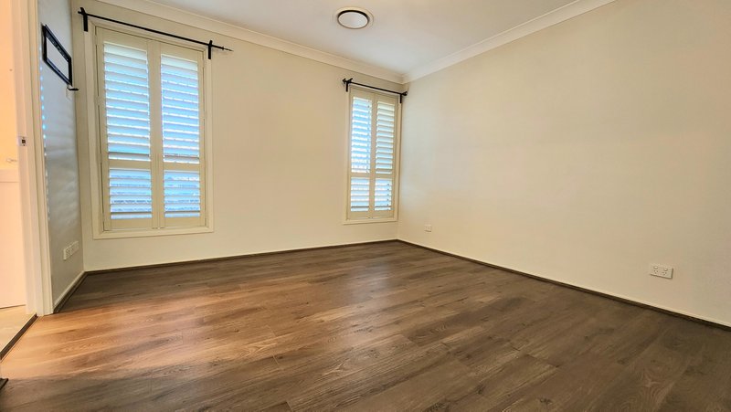 Photo - 20 Tottenham Place, Glenfield NSW 2167 - Image 6