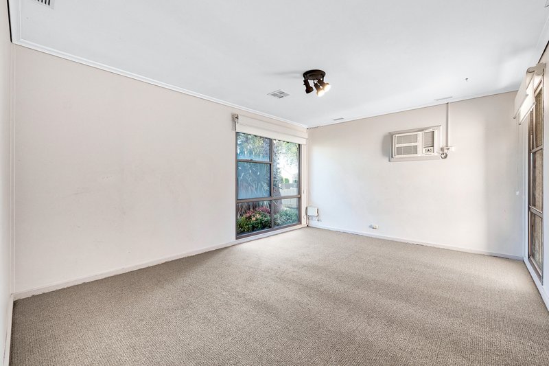 Photo - 20 Valepark Crescent, Cranbourne VIC 3977 - Image 2