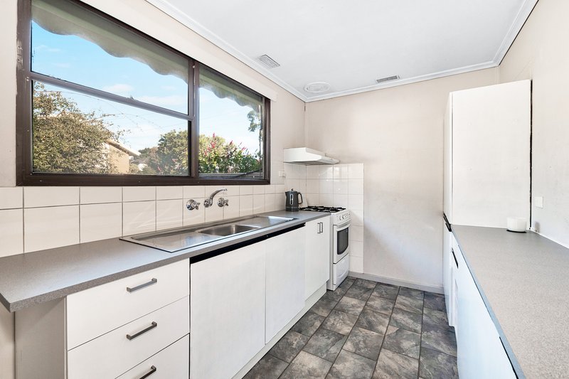 Photo - 20 Valepark Crescent, Cranbourne VIC 3977 - Image 5