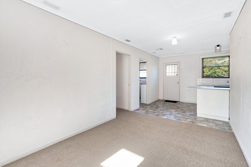 Photo - 20 Valepark Crescent, Cranbourne VIC 3977 - Image 7