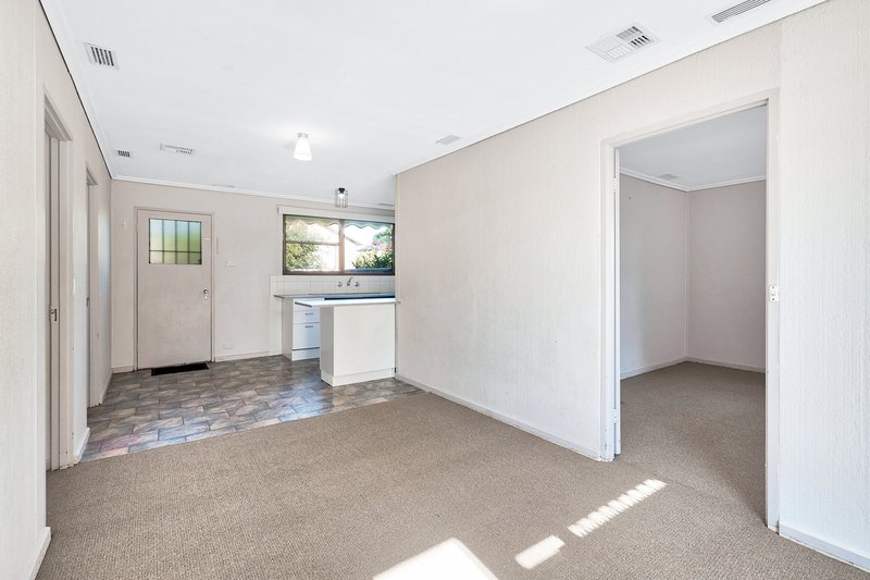 Photo - 20 Valepark Crescent, Cranbourne VIC 3977 - Image 8