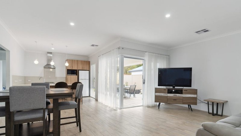 Photo - 20 Vigneta Place, Kelmscott WA 6111 - Image 3