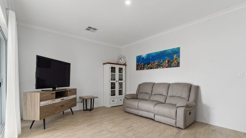 Photo - 20 Vigneta Place, Kelmscott WA 6111 - Image 5