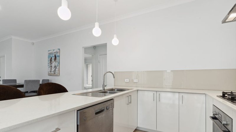 Photo - 20 Vigneta Place, Kelmscott WA 6111 - Image 13