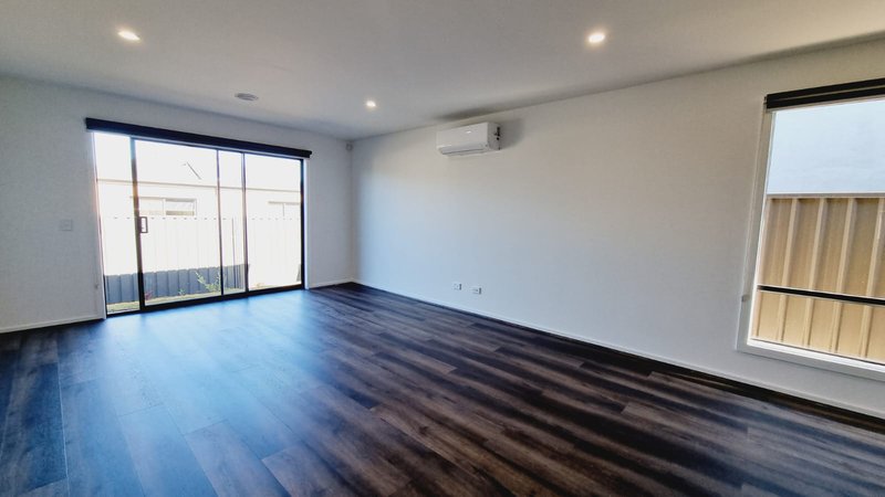 Photo - 20 Wallangara Boulevard, Harkness VIC 3337 - Image 3