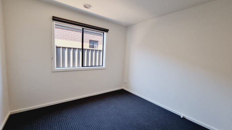 Photo - 20 Wallangara Boulevard, Harkness VIC 3337 - Image 10