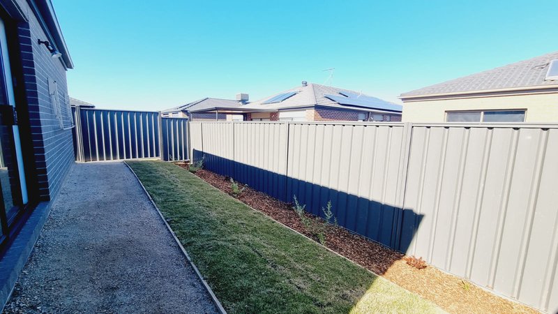 Photo - 20 Wallangara Boulevard, Harkness VIC 3337 - Image 12