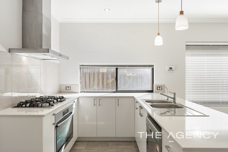Photo - 20 Wintergreen Crescent, Treeby WA 6164 - Image 5