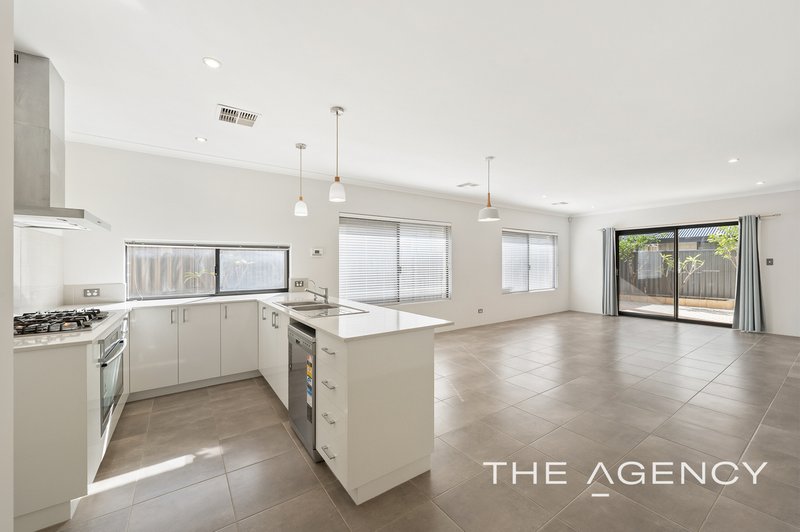 Photo - 20 Wintergreen Crescent, Treeby WA 6164 - Image 7