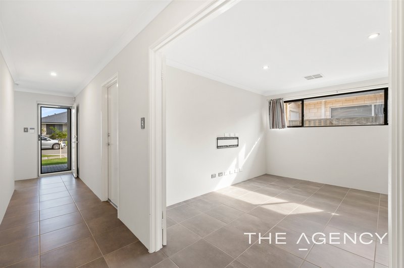 Photo - 20 Wintergreen Crescent, Treeby WA 6164 - Image 11