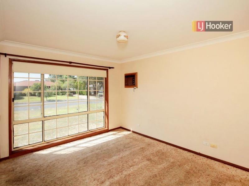 Photo - 20 Wiradjuri Crescent, Wagga Wagga NSW 2650 - Image 5