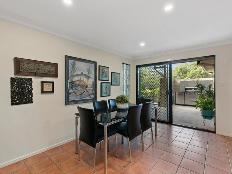 Photo - 20 Wyncroft Street, Holland Park QLD 4121 - Image 11