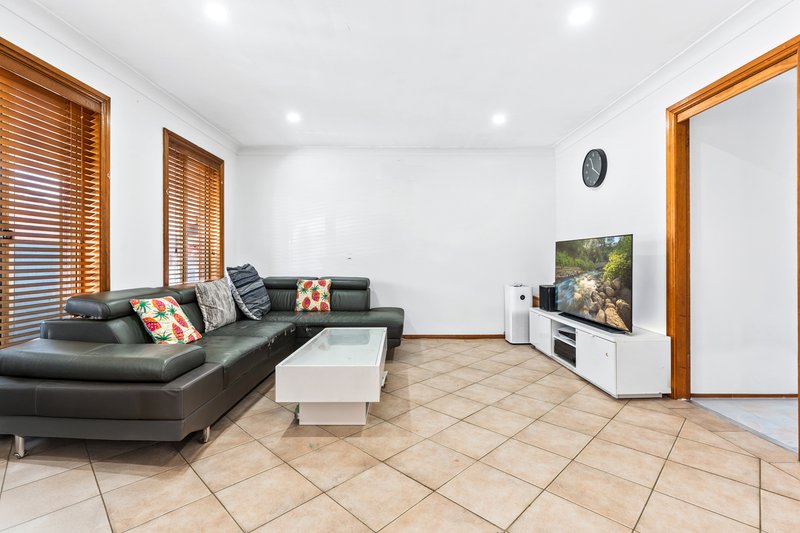 Photo - 20 Yeronga Close, St Johns Park NSW 2176 - Image 2