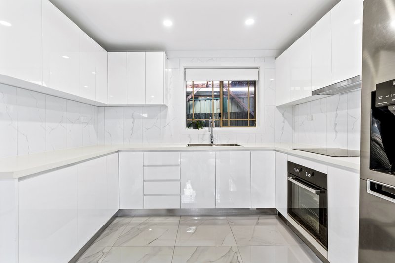 Photo - 20 Yeronga Close, St Johns Park NSW 2176 - Image 3