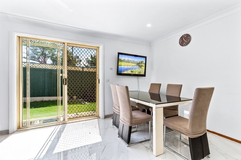 Photo - 20 Yeronga Close, St Johns Park NSW 2176 - Image 5