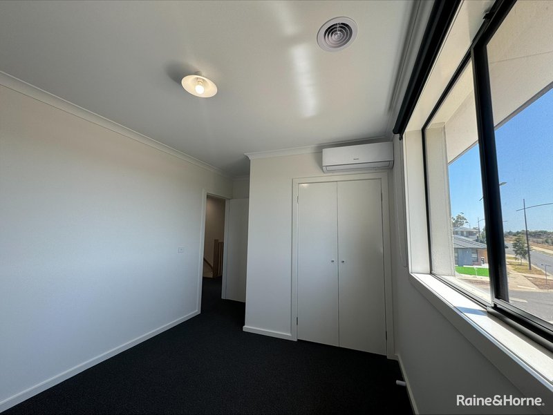 Photo - 20 Zoe Street, Rockbank VIC 3335 - Image 4