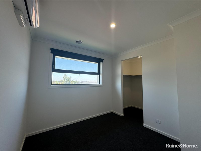Photo - 20 Zoe Street, Rockbank VIC 3335 - Image 5
