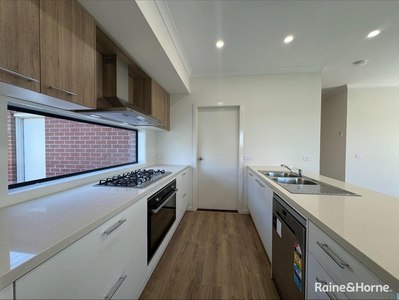 Photo - 20 Zoe Street, Rockbank VIC 3335 - Image 10