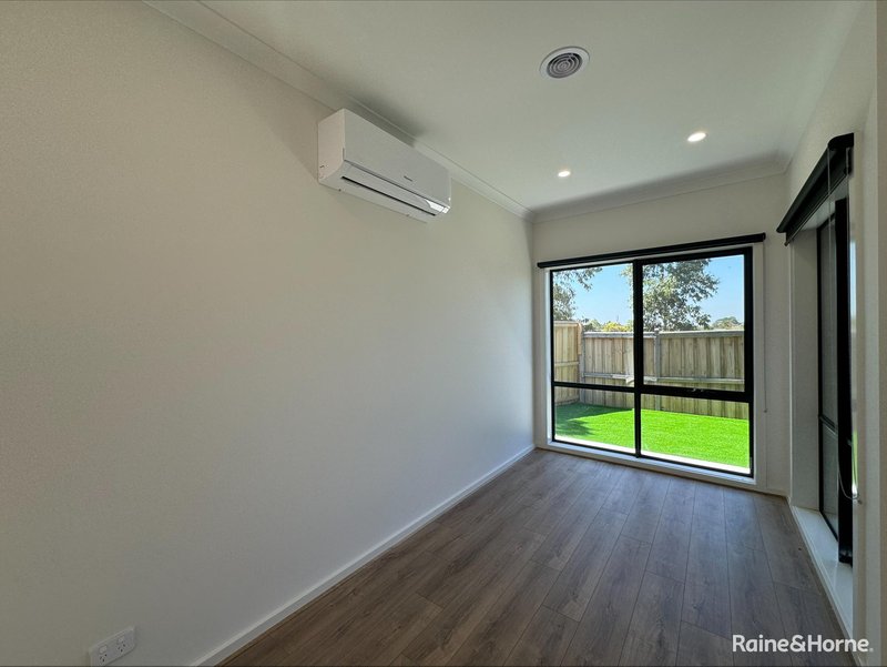 Photo - 20 Zoe Street, Rockbank VIC 3335 - Image 11