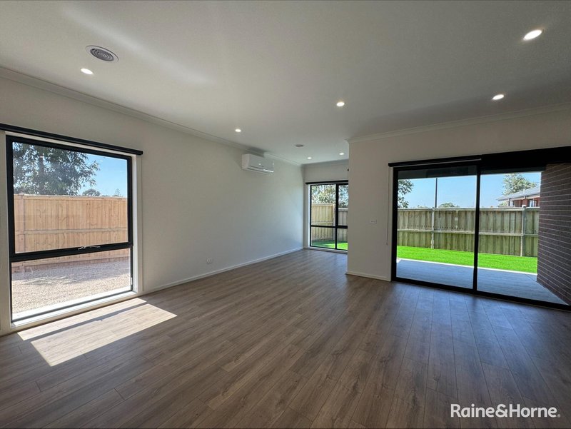 Photo - 20 Zoe Street, Rockbank VIC 3335 - Image 12