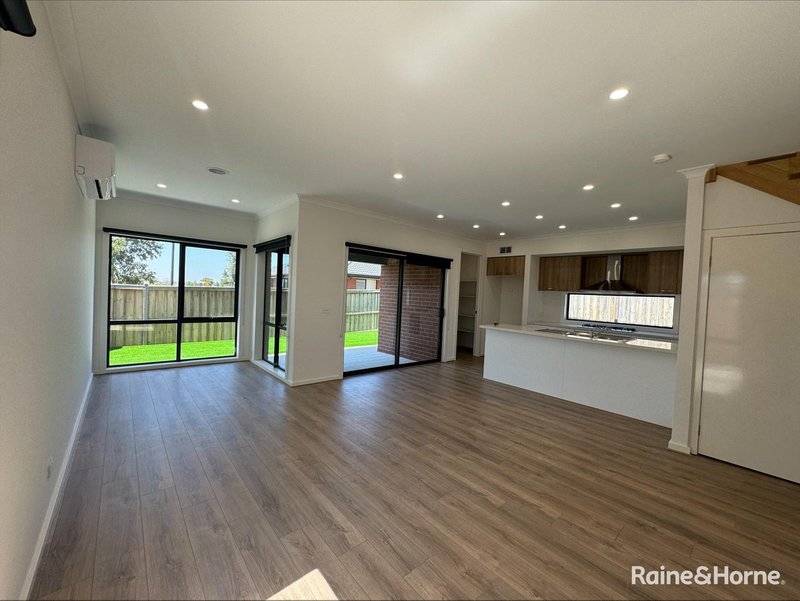 Photo - 20 Zoe Street, Rockbank VIC 3335 - Image 13