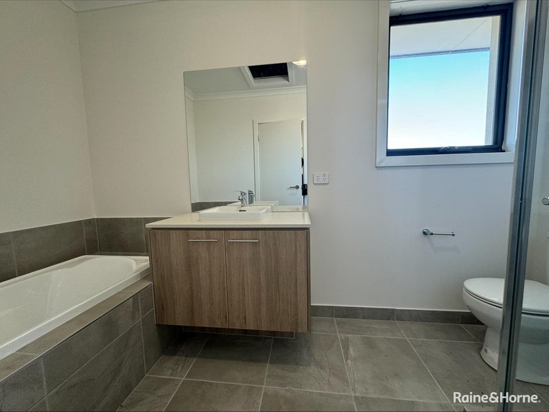 Photo - 20 Zoe Street, Rockbank VIC 3335 - Image 14