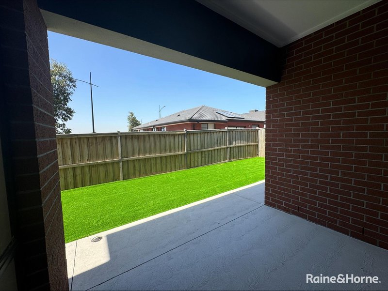 Photo - 20 Zoe Street, Rockbank VIC 3335 - Image 17