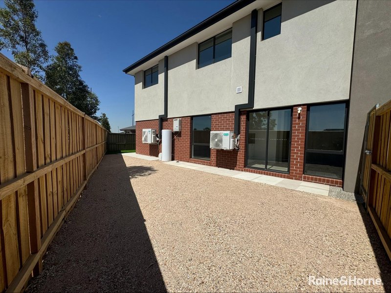 Photo - 20 Zoe Street, Rockbank VIC 3335 - Image 19