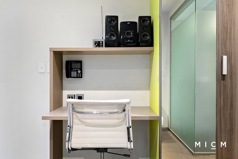 Photo - 2009/181 Abeckett Street, Melbourne VIC 3000 - Image 2