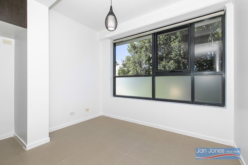 Photo - 201/25 Dix Street, Redcliffe QLD 4020 - Image 6