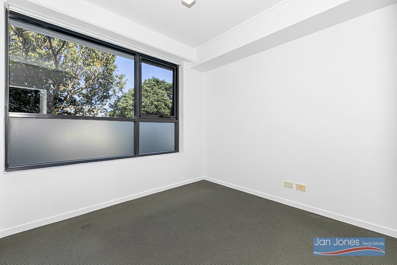 Photo - 201/25 Dix Street, Redcliffe QLD 4020 - Image 11