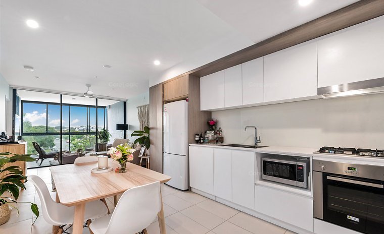 Photo - 2021/123 Cavendish Road, Coorparoo QLD 4151 - Image 2