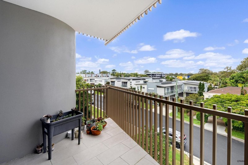 Photo - 202/135 Eugaree Street, Southport QLD 4215 - Image 7