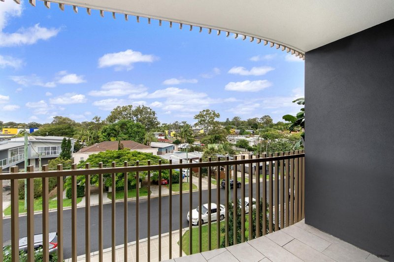 Photo - 202/135 Eugaree Street, Southport QLD 4215 - Image 9